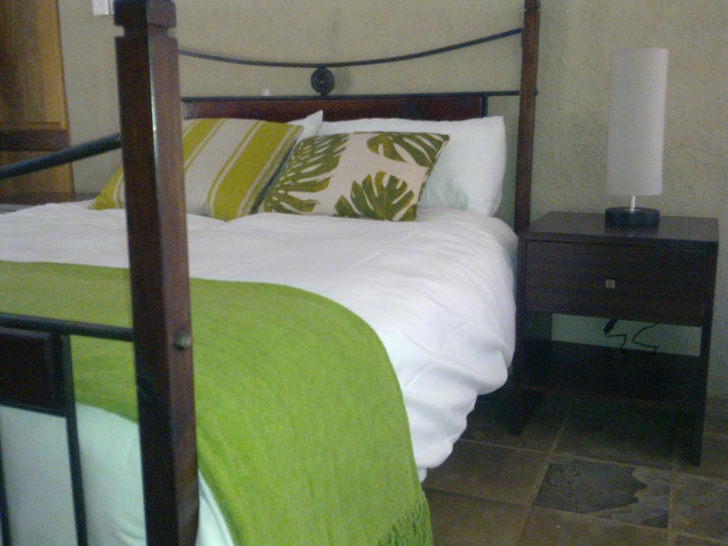 Bed and Breakfast Mokolodi House Gaborone Habitación foto